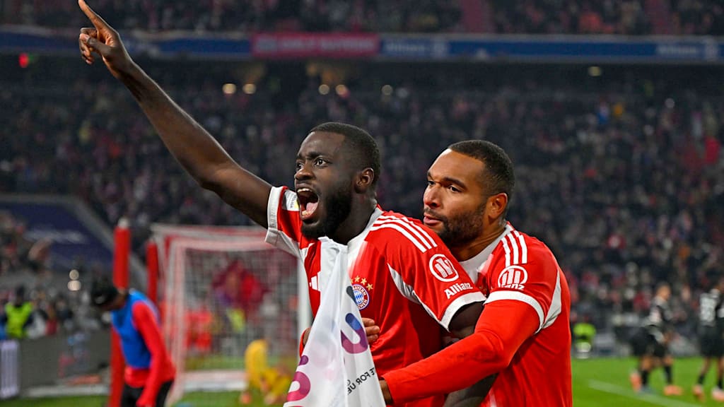 Nach dem 3:2 zeigt Upamecano gen Himmel im Bundesliga-Spiel des FC Bayern gegen den SC Freiburg.