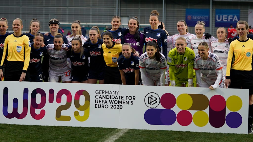 Die Spielerinnen des FC Bayern und der TSG Hoffenheim posierten gemeinsam vor dem Banner zur DFB-Bewerbung für die Frauen-EM 2029.