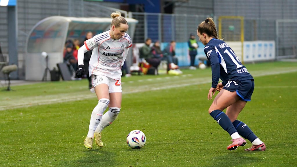 Franziska Kett im Duell mit Hoffenheims Armpooter.