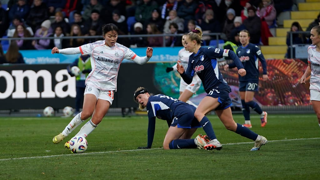 Momoko Tanikawa führt den Ball am Fuß während des Bundesligaspiels gegen Hoffenheim.