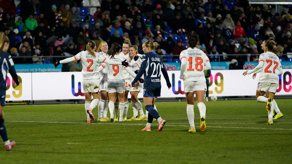 Die FCB-Spielerinnen jubeln gemeinsam.