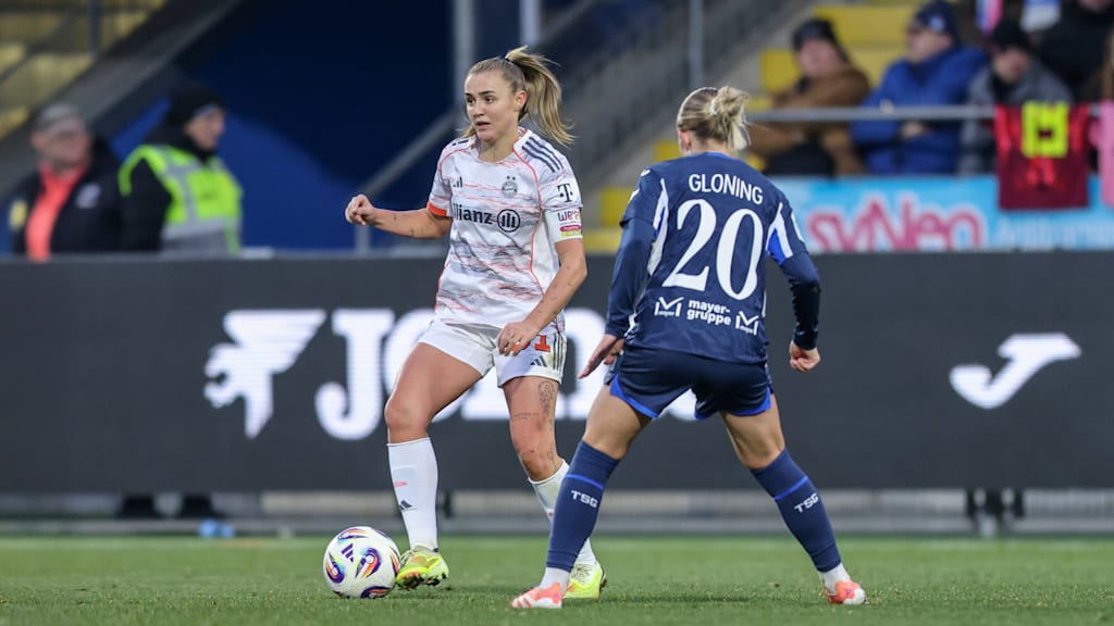 Georgia Stanway führt den Ball während des Bundesligaspiels gegen Hoffenheim.