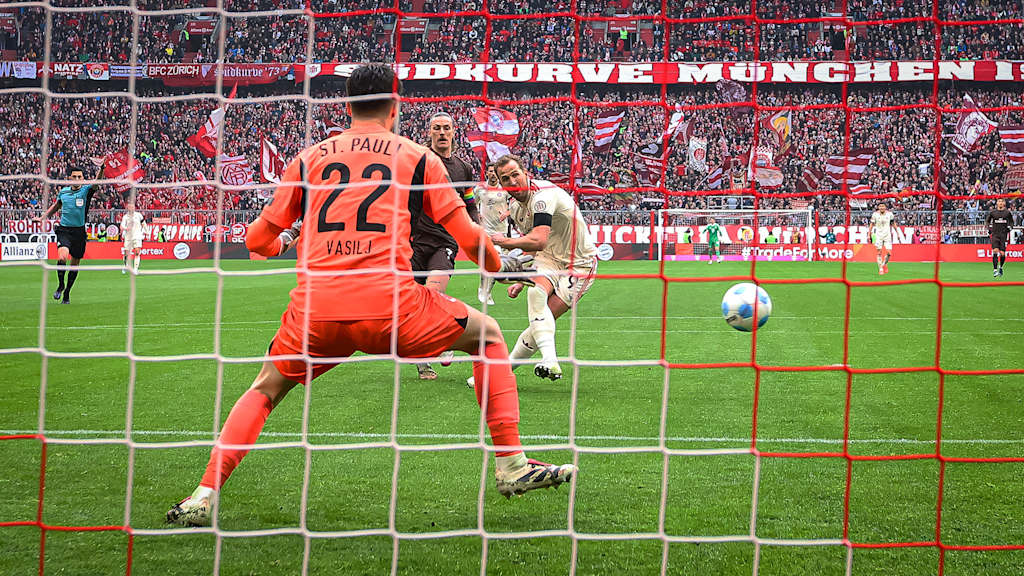 Harry Kane trifft im Bundesliga-Heimspiel des FC Bayern gegen St. Pauli per Elfmeter.