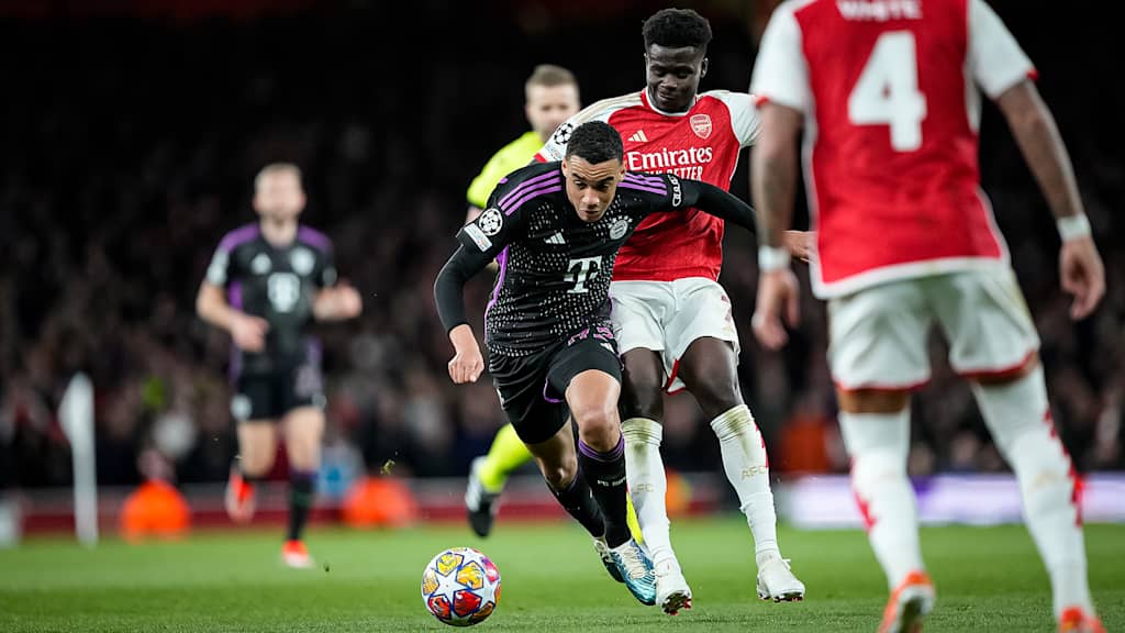 Jamal Musiala in schwarz im Duell mit Bukayo Saka in Rot.