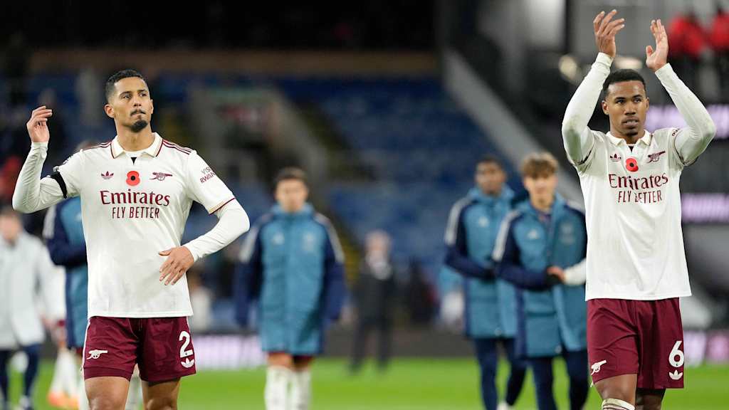 Saliba und Gabriel in weißen Arsenal-Trikots.