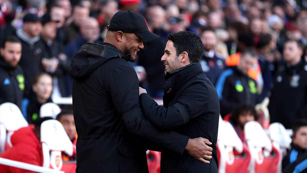 Vincent Kompany herzt Mikel Arteta - beide haben schwarze Jacken an