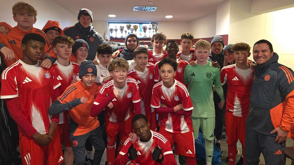 Die FC Bayern U15 feiert nach ihrem Sieg