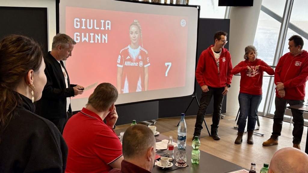 Bild vom Arbeitskreis Fandialog, die Mitglieder des Red Deaf Fanclubs halten einen Vortrag