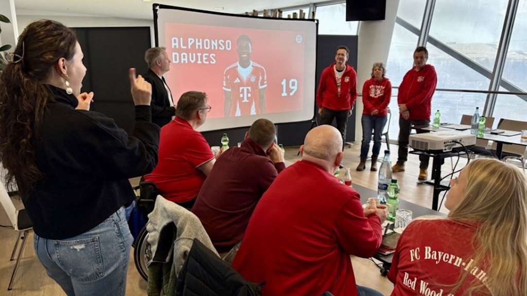Bild vom Arbeitskreis Fandialog, die Mitglieder des Red Deaf Fanclubs halten einen Vortrag