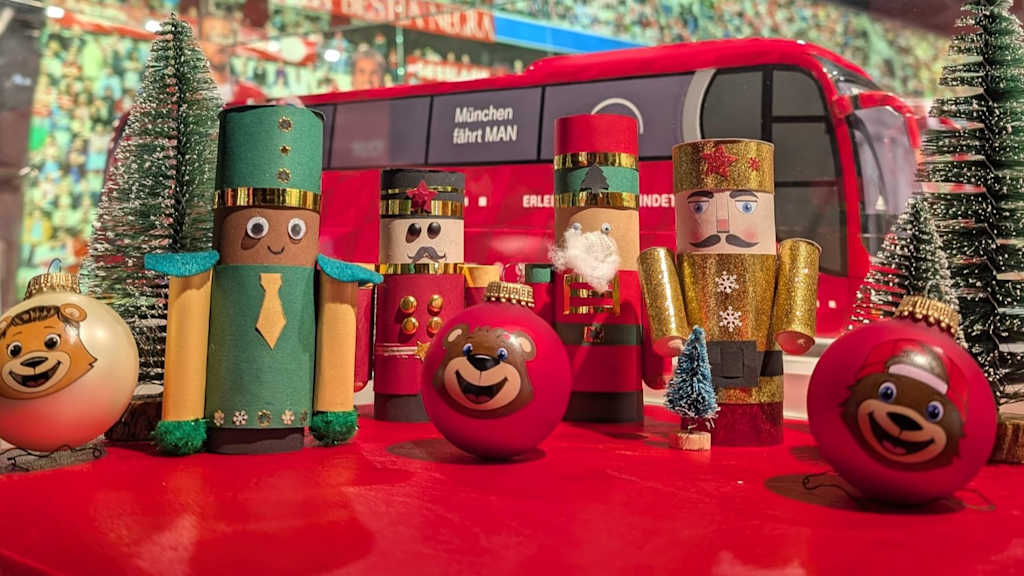Weihnachtsdekoration im FC Bayern-Design