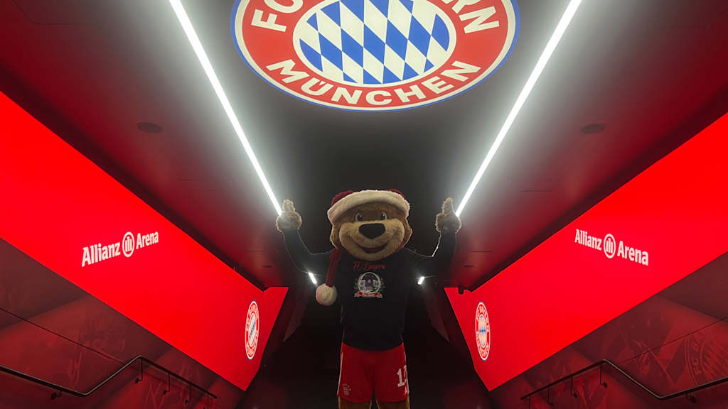 Berni im Spielertunnel der Allianz Arena vor dem FC Bayern Logo.