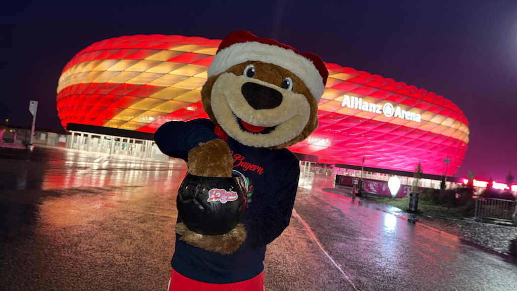 Berni mit einem Lostopf in der Hand vor der Allianz Arena.