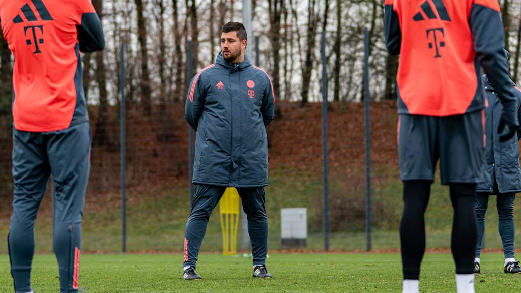 Peter Gaydarov schaut im Training der FC Bayern U19 nach rechts.