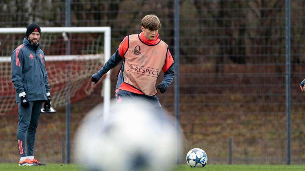 Magnus Dalpiaz passt den Ball im Abschlusstraining der FC Bayern U19.