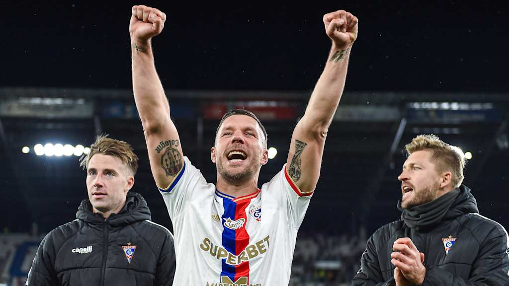 Lukas Podolski jubelt im weißen Trikot von Gornik Zabrze