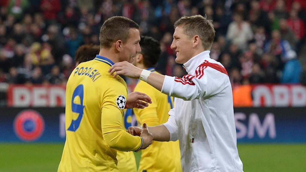 Lukas Podolski im CL-Duell bei Arsenal in Gelb mit Kumpel Bastian Schweinsteiger in Weiß.