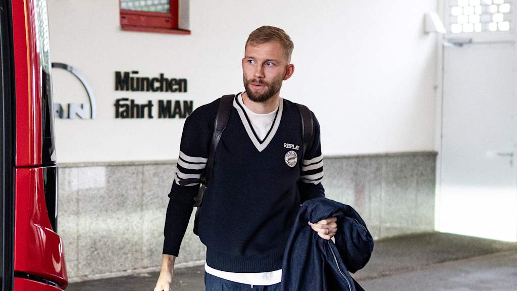 Konrad Laimer bei der Abreise des FC Bayern von der Säbener Straße zum Flughafen