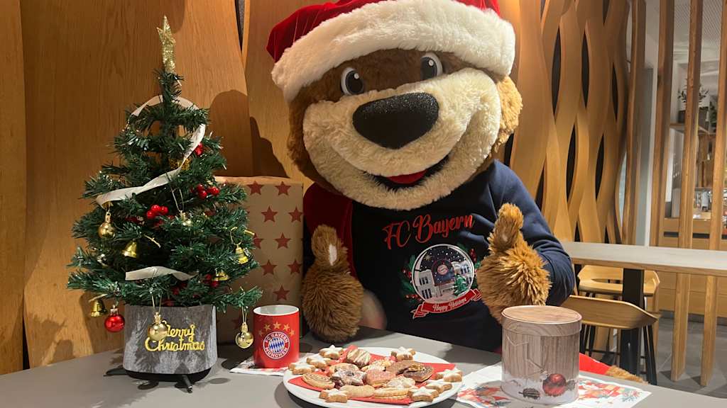 Berni sitzt am Tisch und hat einen Teller Plätzchen vor sich.