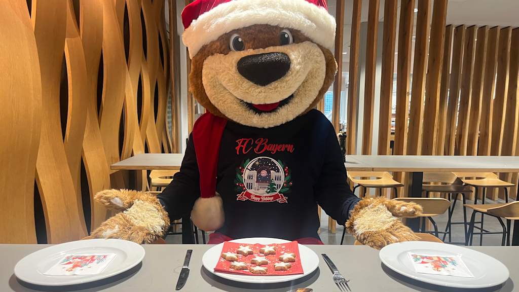 Berni an einem gedeckten Tisch.