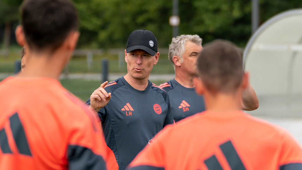 Leonhard Haas hebt seinen Finger und erklärt im Training der FC Bayern U17.