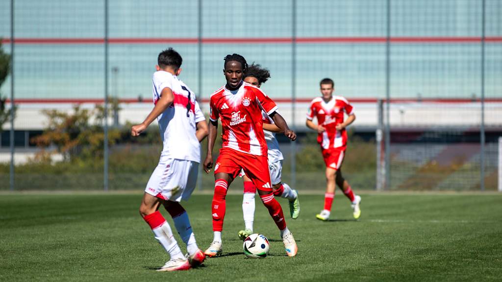 Richard Ajayi schaut auf den Ball zwischen seinen Füßen im Spiel gegen den VfB Stuttgart.