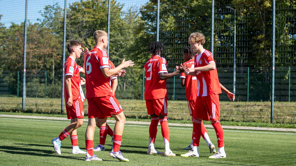 Die FC Bayern U17 bejubelt einen Treffer.