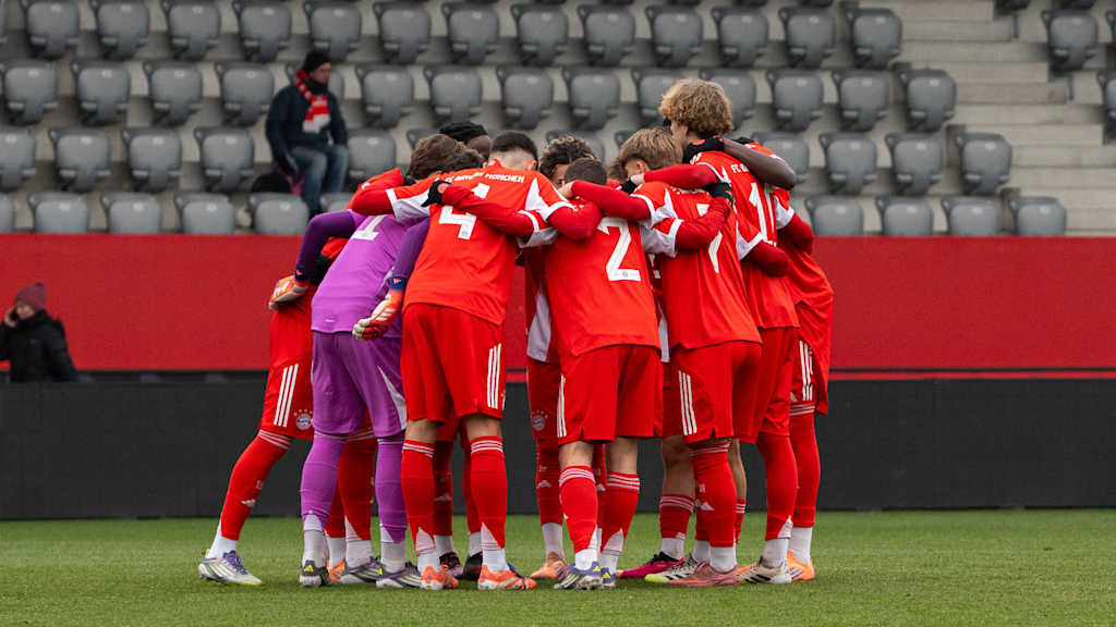 Die FC Bayern U17 macht einen Kreis vor dem Spiel.