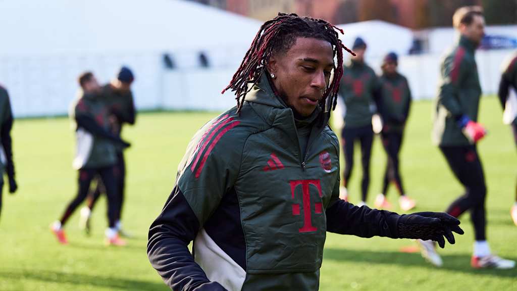 Michael Olise im Training des FC Bayern in London