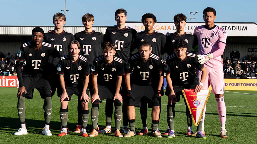 Die FC Bayern U19 posiert für ein Teamfoto.