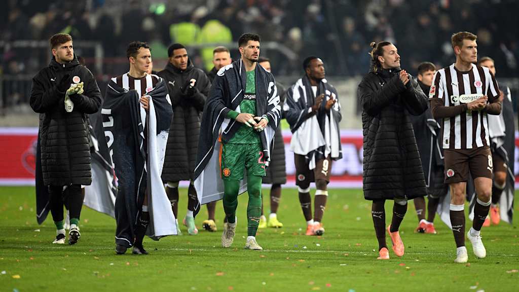 Spieler des FC St. Pauli bedanken sich auf dem Rasen bei den Fans nach der Heimniederlage gegen Union