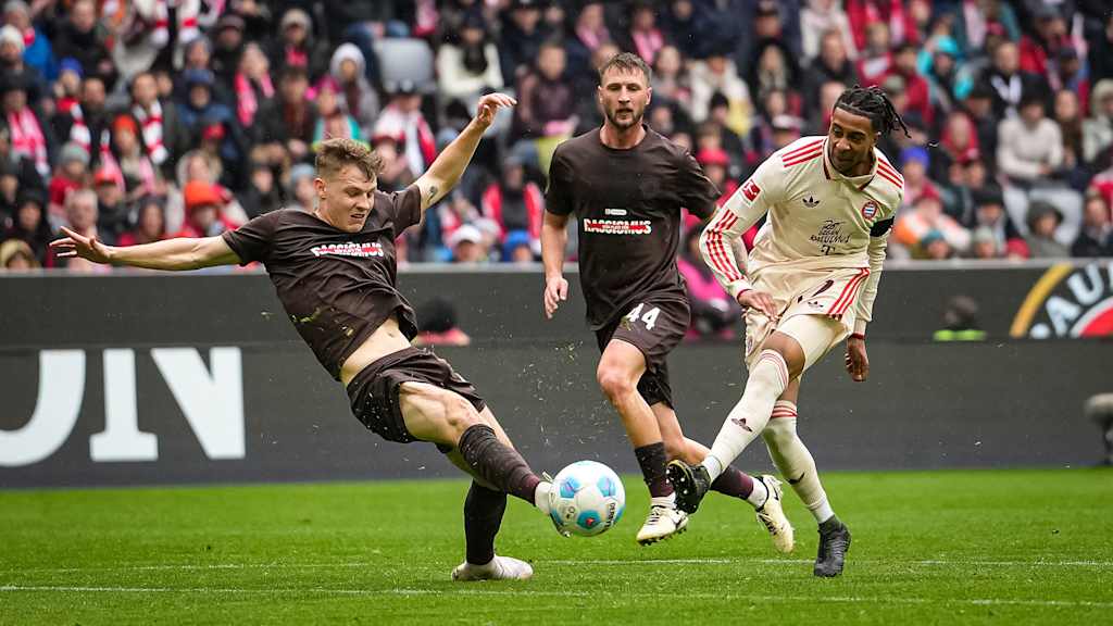 Michael Olise beim Torschuss im Bundesliga-Spiel gegen den FC St. Pauli