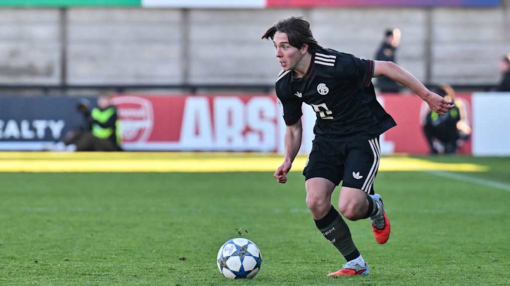 Bogdan Olychenko führt den Ball am Fuß.