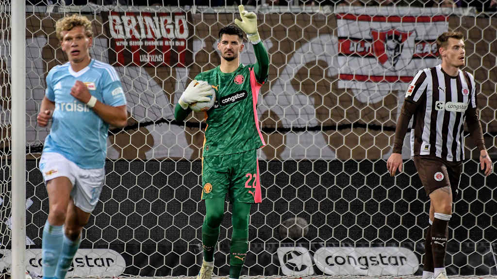 St. Pauli Keeper Nikola Vasilj hält den Ball in der Hand