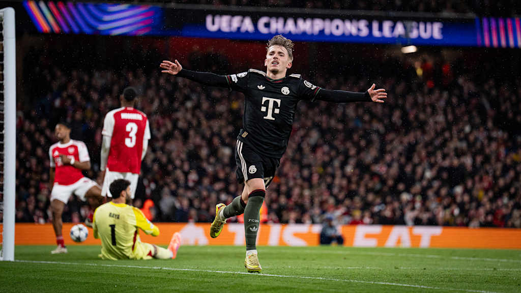 Lennart Karl bejubelt mit ausgestreckten Armen sein Tor zum 1:1 gegen Arsenal