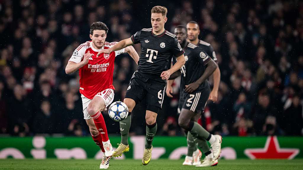 Joshua Kimmich im Zweikampf mit Declan Rice im Spiel des FC Bayern bei Arsenal
