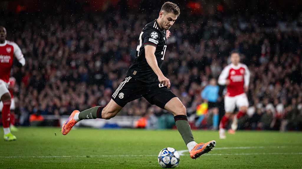 Josip Stanisic schießt im Spiel bei Arsenal auf das Tor