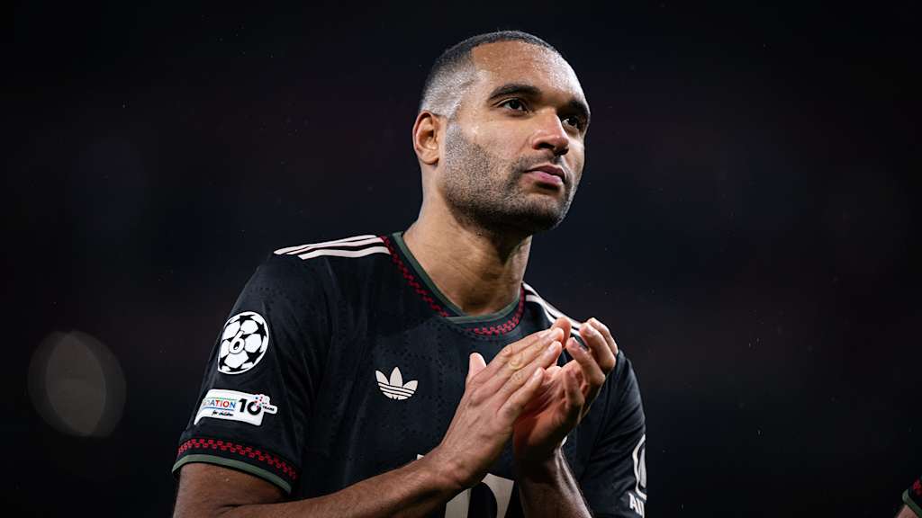 Jonathan Tah klatscht nach dem Spiel gegen Arsenal zu den Fans