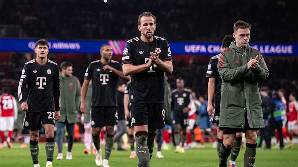 Spieler des FC Bayern klatschen nach dem Spiel bei Arsenal zur Fankuve