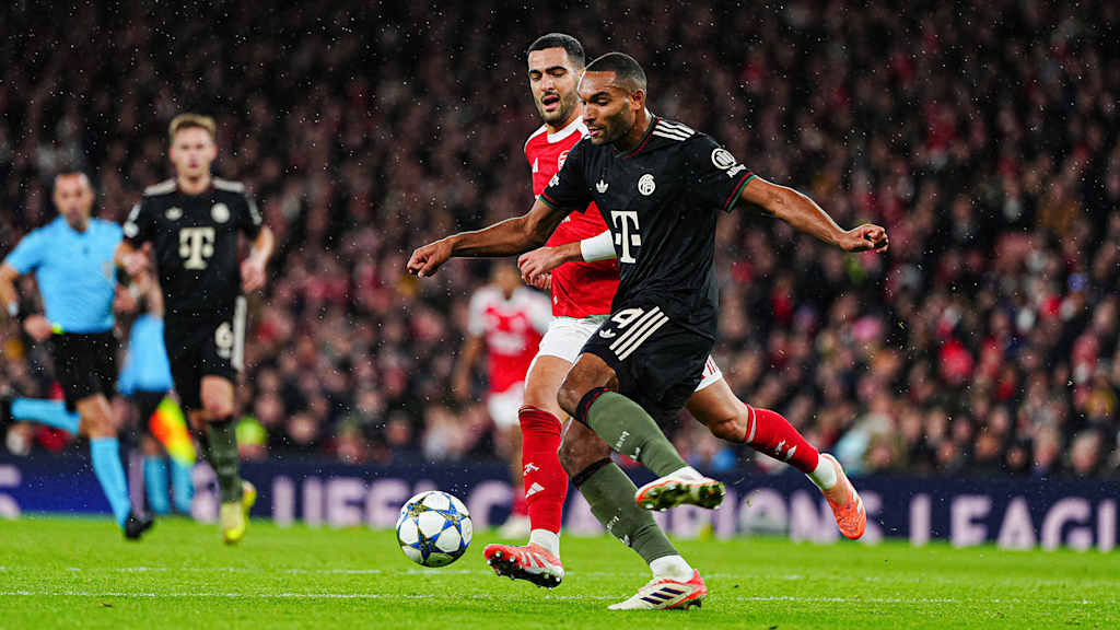 Jonathan Tah spielt im Spiel bei Arsenal einen Pass im Zweikampf mit Mikel Merino