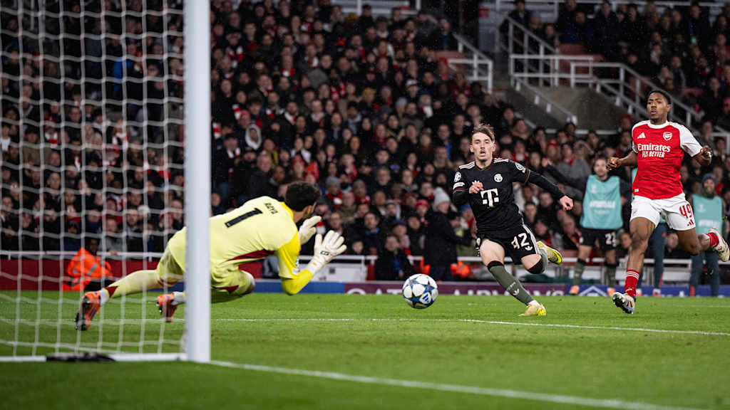 Lennart Karl schießt im Spiel bei Arsenal auf das Tor, Raya pariert