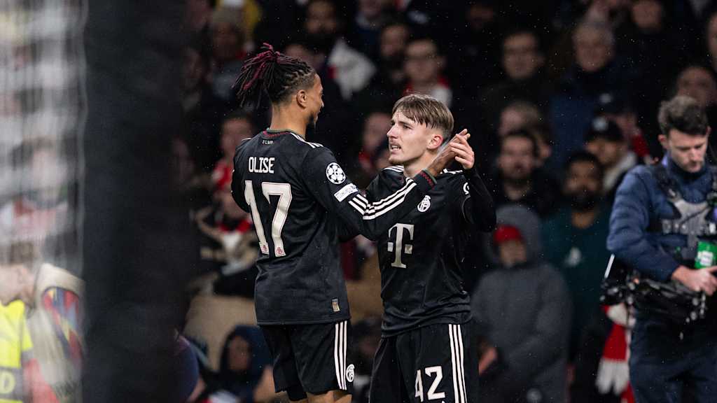 Lennart Karl und Michael Olise klatschen nach dem Tor von Karl gegen Arsenal ab