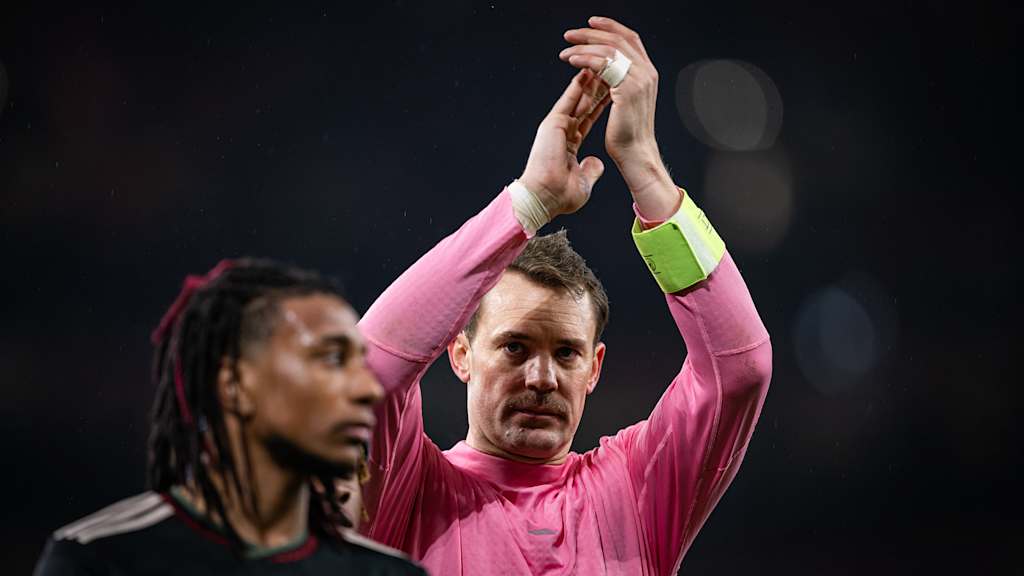 Manuel Neuer klatscht nach dem Spiel bei Arsenal zur Fankuve