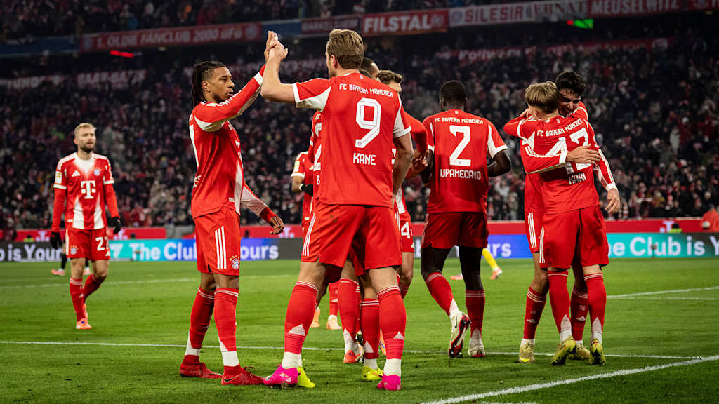 Spieler des FC Bayern jubeln nach dem 4:2 im Bundesliga-Spiel des FC Bayern gegen den SC Freiburg.