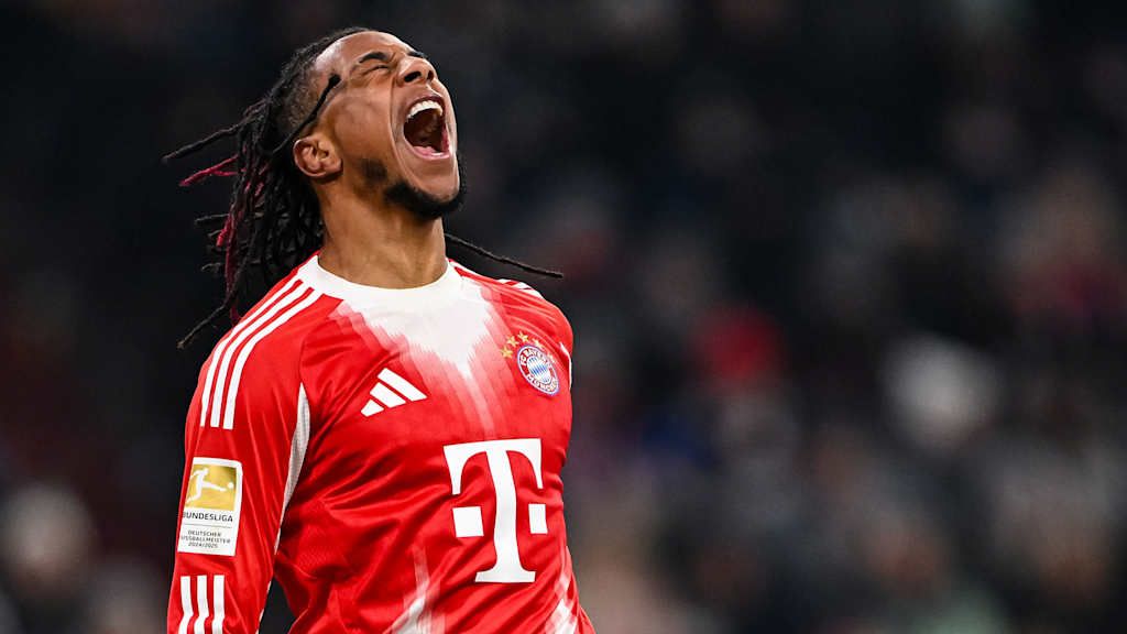 Michael Olise jubelt nach dem 6:2 im Bundesliga-Spiel des FC Bayern gegen den SC Freiburg.