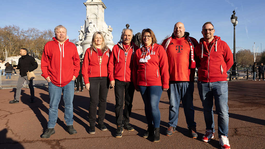 Fans des FC Bayern machen ein Foto in London