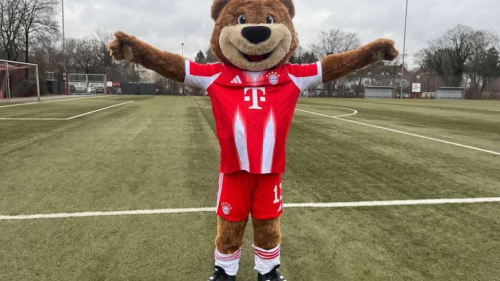 Berni hat seine Arme zur Seite ausgestreckt.
