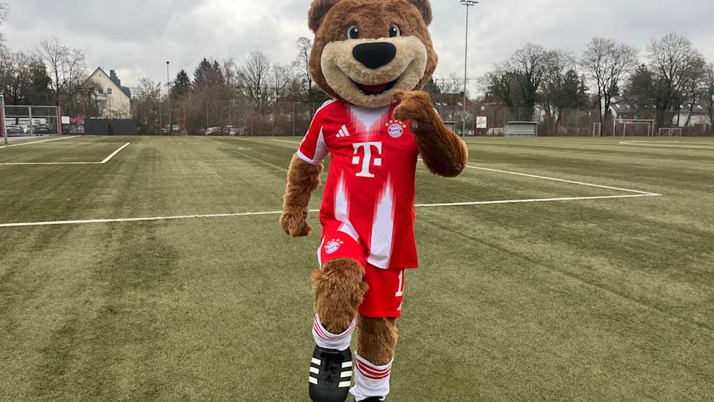 Berni auf dem Fußballplatz wie er auf der Stelle läuft.