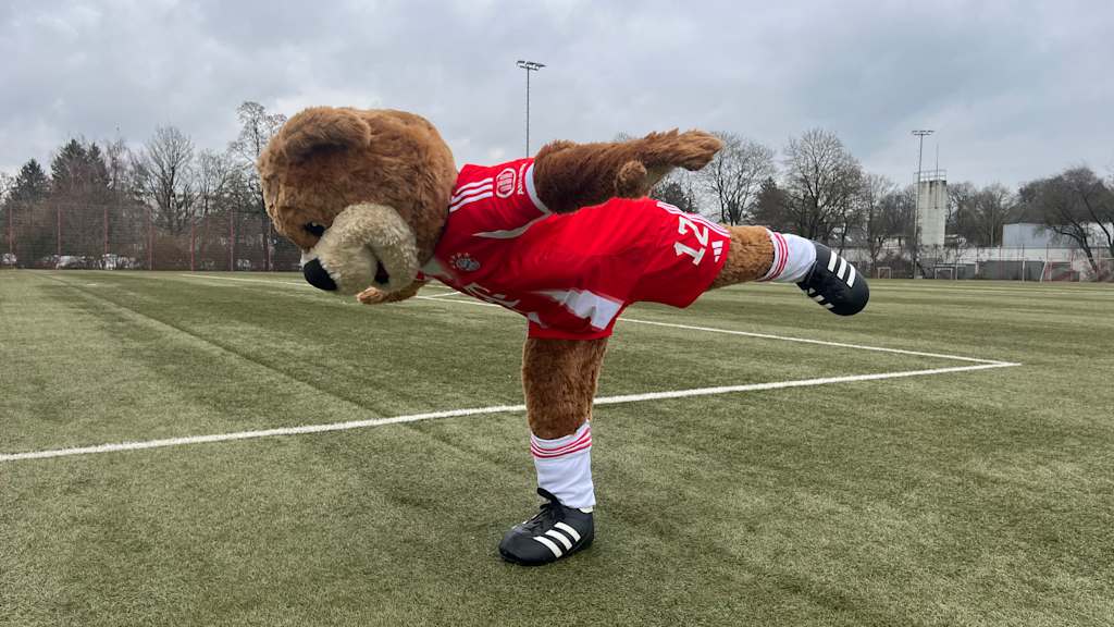 Berni steht auf einem Bein und sein restlicher Körper ist waagrecht.