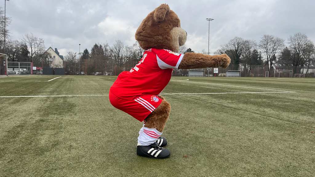 Berni macht eine Kniebeuge.