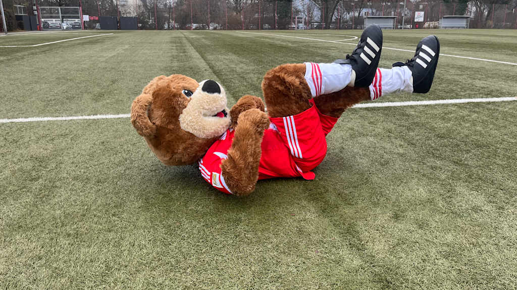 Berni liegt auf dem Rücken und macht mit seinen Beinen Bewegungen als würde er Fahrrad fahren.